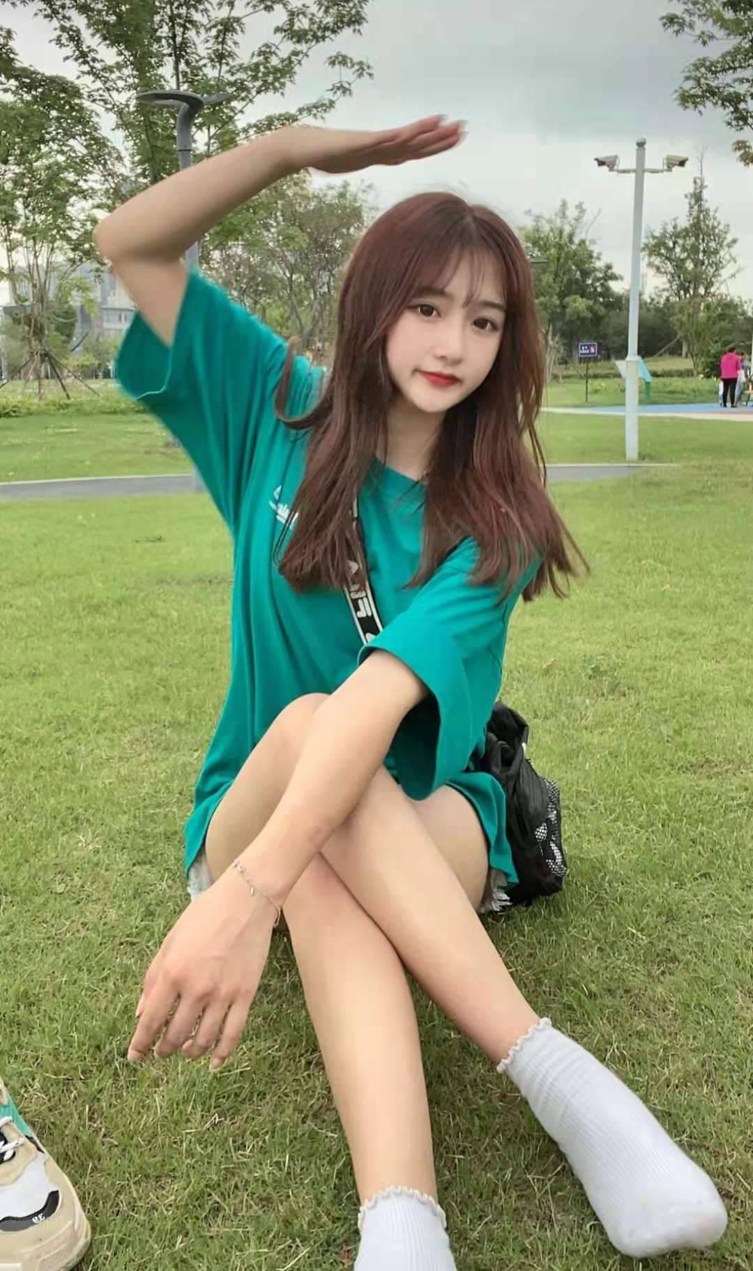 新鲜下水做，真实的小嫩妹，可随便亲舔B